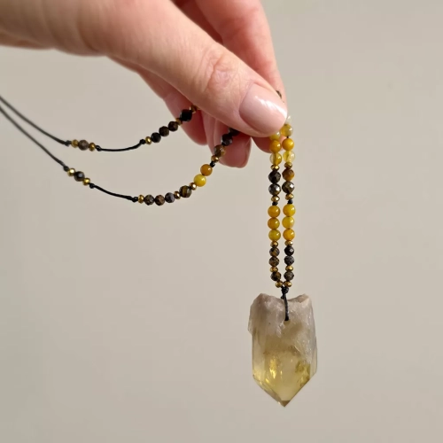 NAW1125 webp Naszyjnik unikat regulowany cytryn, oolit żelazisty, agat żółty, tygrysie oko i hematyt na czarnym sznurku Magneska biżuteria 4.webp
