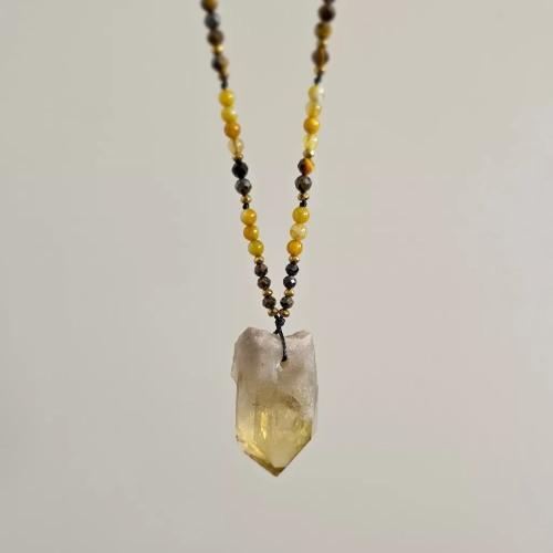 NAW1125 webp Naszyjnik unikat regulowany cytryn, oolit żelazisty, agat żółty, tygrysie oko i hematyt na czarnym sznurku Magneska biżuteria 2.webp
