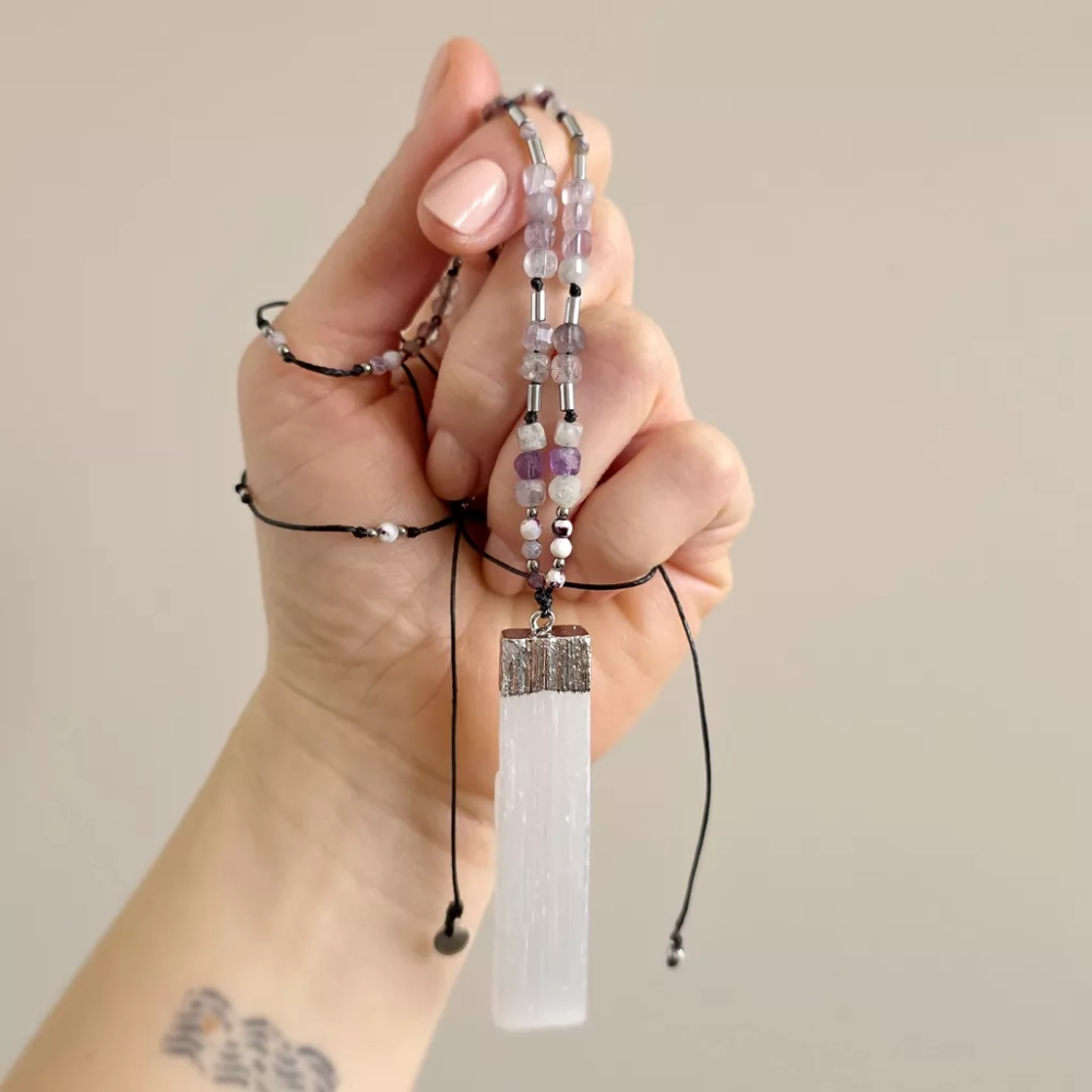 NAW1126 webp Naszyjnik unikat regulowany selenit, agat, fluoryt, kryształ górski i hematyt na czarnym sznurku Magneska biżuteria 2.webp