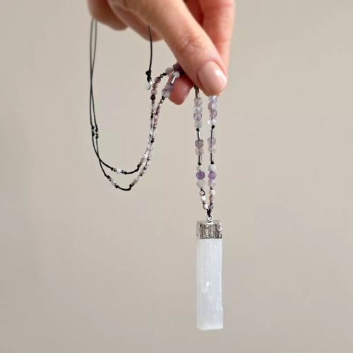 NAW1126 webp Naszyjnik unikat regulowany selenit, agat, fluoryt, kryształ górski i hematyt na czarnym sznurku Magneska biżuteria 4.webp