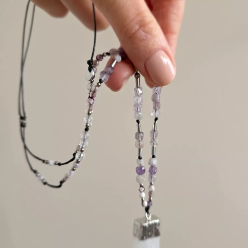 NAW1126 webp Naszyjnik unikat regulowany selenit, agat, fluoryt, kryształ górski i hematyt na czarnym sznurku Magneska biżuteria 5.webp