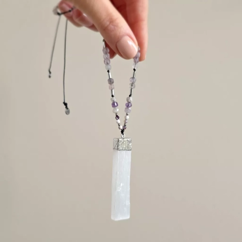 NAW1126 webp Naszyjnik unikat regulowany selenit, agat, fluoryt, kryształ górski i hematyt na czarnym sznurku Magneska biżuteria 6.webp