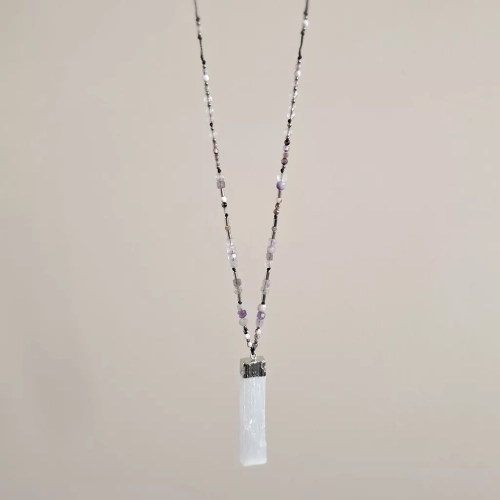 NAW1126 webp Naszyjnik unikat regulowany selenit, agat, fluoryt, kryształ górski i hematyt na czarnym sznurku Magneska biżuteria 7.webp