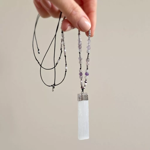 NAW1126 webp Naszyjnik unikat regulowany selenit, agat, fluoryt, kryształ górski i hematyt na czarnym sznurku Magneska biżuteria.webp