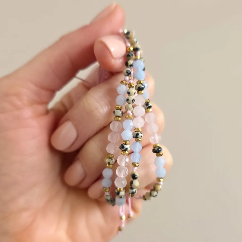 SZN1118 webp Bransoletka kwarc różowy, jaspis dalmatyńczyk, angelit i hematyt na różowym sznurku Magneska biżuteria 4.webp