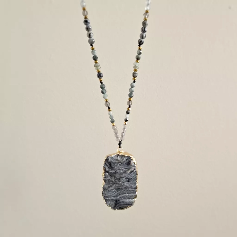 naw1128 webp Naszyjnik regulowany unikat agat druza, jadeit, orle oko, jaspis żyłkowy, labradoryt, kwarc dymny i hematyt na czarnym sznurku v.2 Magneska biżuteria 2.webp