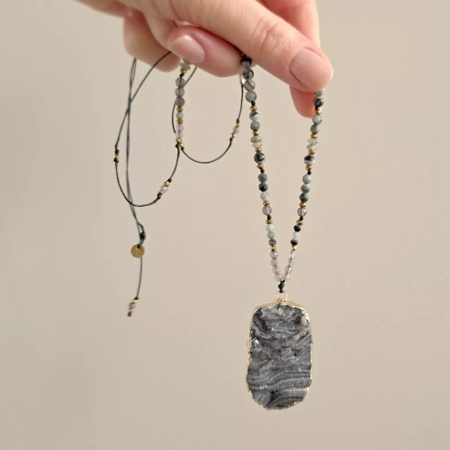 naw1128 webp Naszyjnik regulowany unikat agat druza, jadeit, orle oko, jaspis żyłkowy, labradoryt, kwarc dymny i hematyt na czarnym sznurku v.2 Magneska biżuteria 3.webp