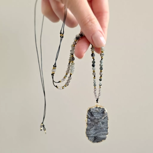 naw1128 webp Naszyjnik regulowany unikat agat druza, jadeit, orle oko, jaspis żyłkowy, labradoryt, kwarc dymny i hematyt na czarnym sznurku v.2 Magneska biżuteria 6.webp