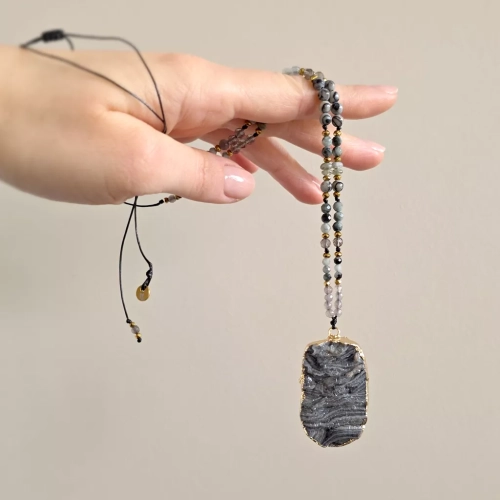 naw1128 webp Naszyjnik regulowany unikat agat druza, jadeit, orle oko, jaspis żyłkowy, labradoryt, kwarc dymny i hematyt na czarnym sznurku v.2 Magneska biżuteria 7.webp