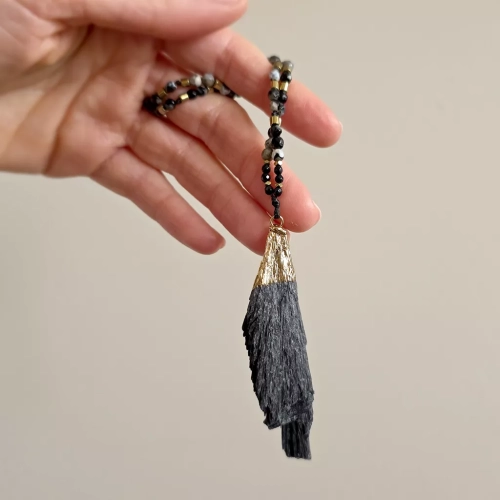 NAW1129 webp Naszyjnik unikat regulowany czarny kyanit, czarny turmalin, agat czarny, agat brązowy, obsydian złoty i hematyt - naszyjnik ochronny 3.webp