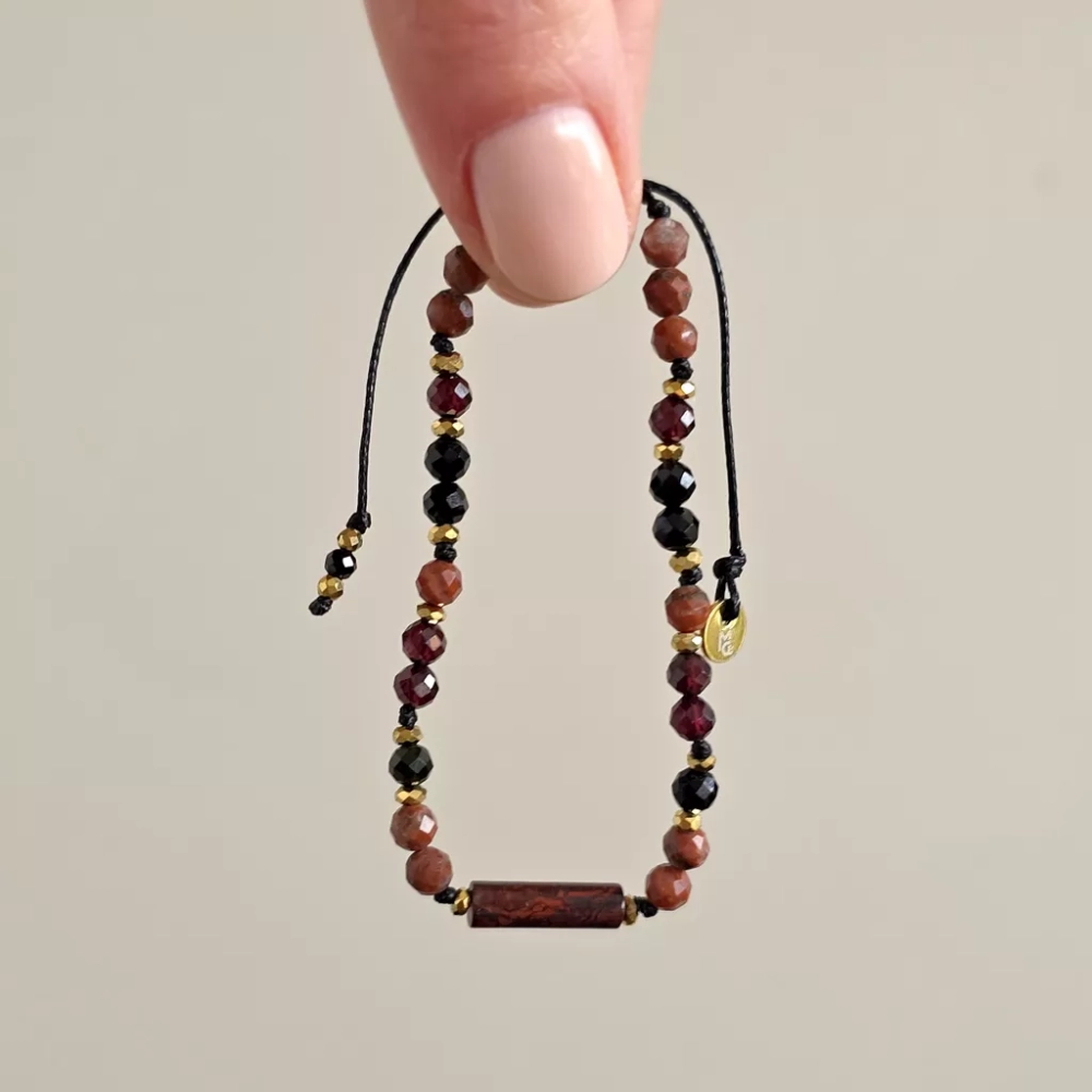 Fullness038 webp Bransoletka  i hematyt na czarnym sznurku Fullness of determination Magneska biżuteria 4.webp