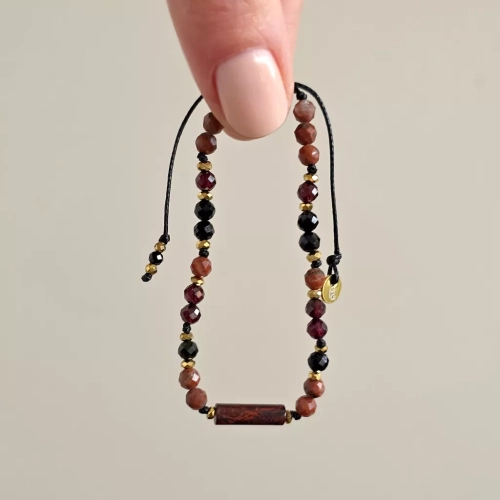 Fullness038 webp Bransoletka  i hematyt na czarnym sznurku Fullness of determination Magneska biżuteria 4.webp