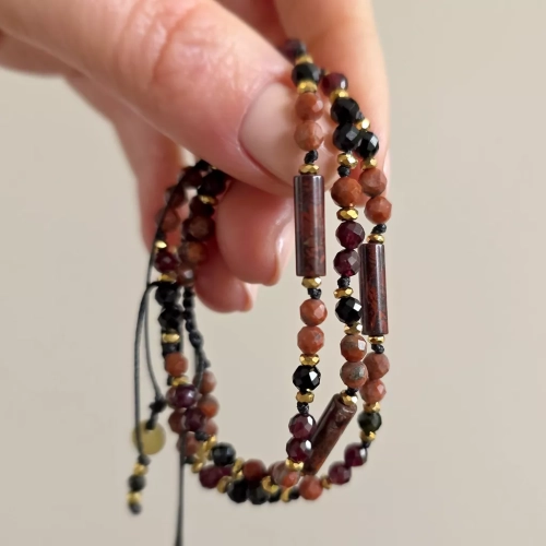 Fullness038 webp Bransoletka  i hematyt na czarnym sznurku Fullness of determination Magneska biżuteria 3.webp