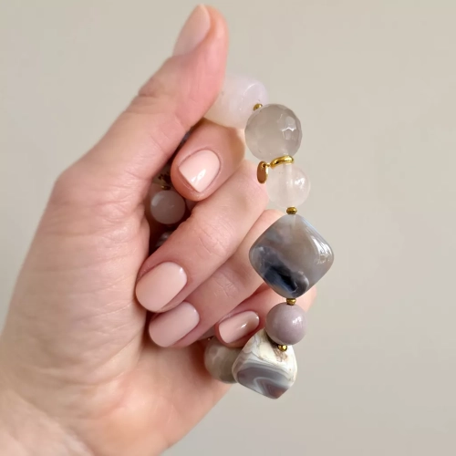 KAM869 webp Bohemian bransoletka unikat agat botswana, agat szary, kwarc różowy, kalcyt, mokait  i hematyt Magneska biżuteria 4.webp