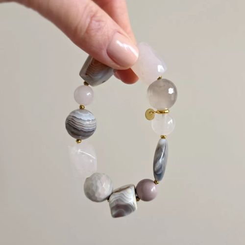 KAM869 webp Bohemian bransoletka unikat agat botswana, agat szary, kwarc różowy, kalcyt, mokait  i hematyt Magneska biżuteria.webp