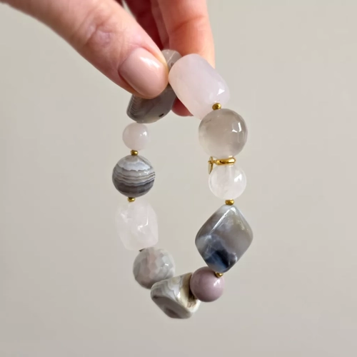 KAM869 webp Bohemian bransoletka unikat agat botswana, agat szary, kwarc różowy, kalcyt, mokait  i hematyt Magneska biżuteria 2.webp