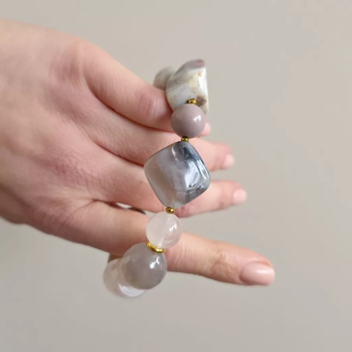 KAM869 webp Bohemian bransoletka unikat agat botswana, agat szary, kwarc różowy, kalcyt, mokait  i hematyt Magneska biżuteria 3.webp