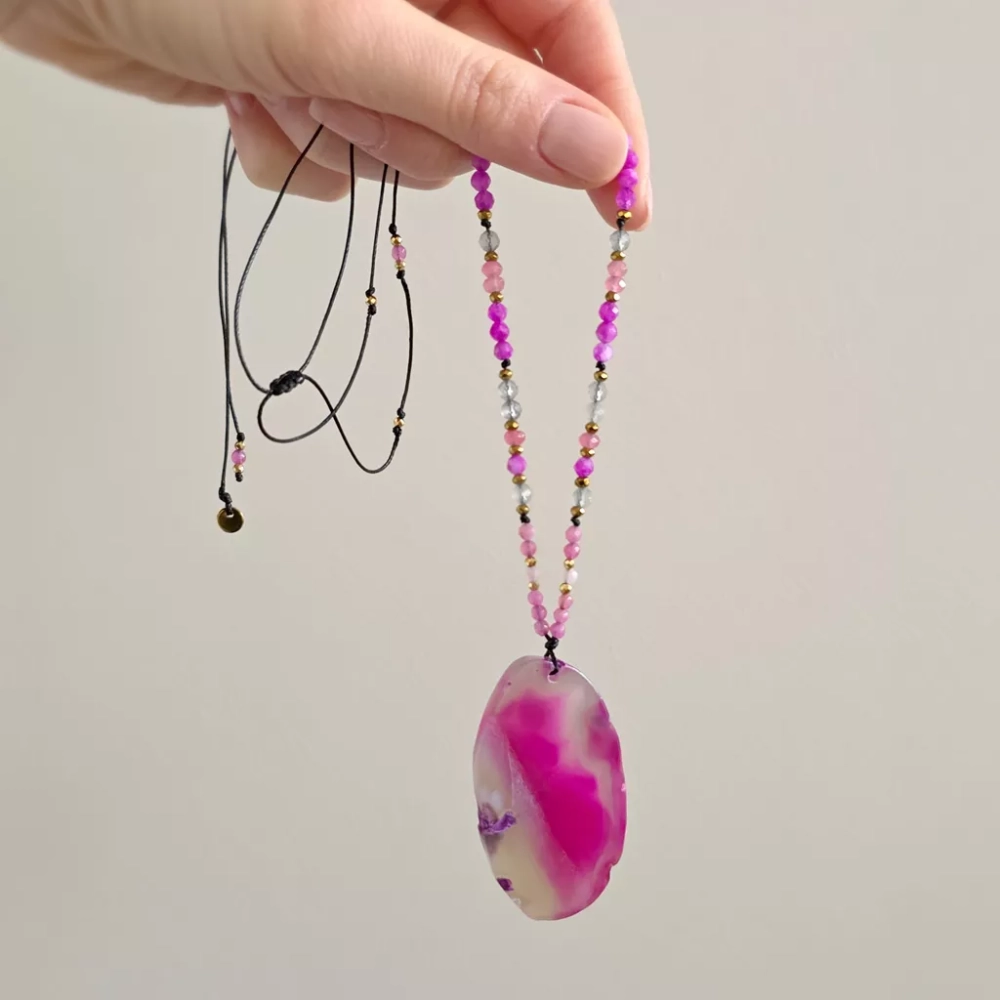 NAW1130 webp Naszyjnik regulowany unikat agat, kwarc różowy, labradoryt, jadeit i hematyt na czarnym sznurku Magneska biżuteria.webp