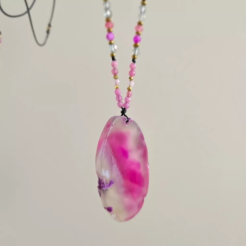 NAW1130 webp Naszyjnik regulowany unikat agat, kwarc różowy, labradoryt, jadeit i hematyt na czarnym sznurku Magneska biżuteria 5.webp