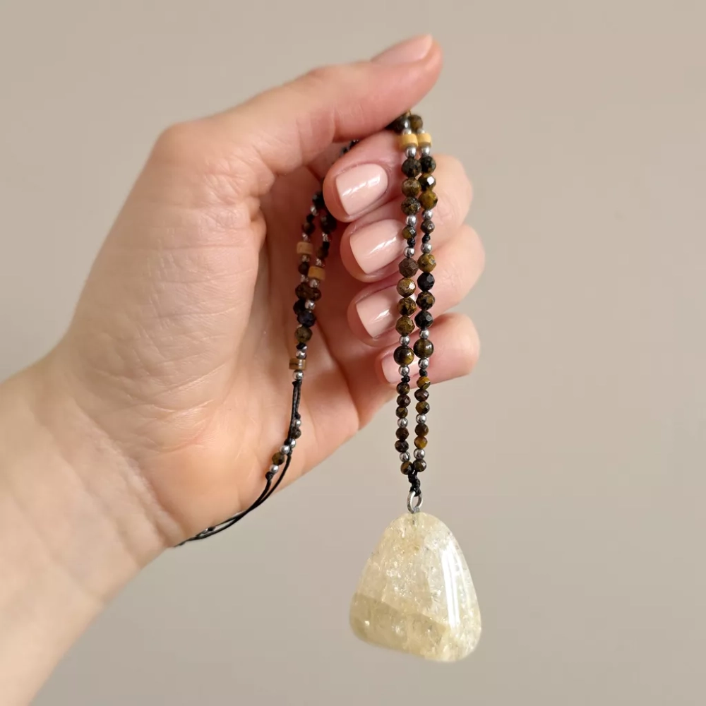 NAW1132 webp Naszyjnik unikat regulowany kwarc lodowy, oolit żelazisty, jaspis mokait, tygrysie oko i hematyt na czarnym sznurku Magneska biżuteria 4.webp