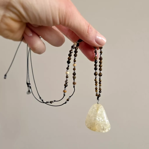 NAW1132 webp Naszyjnik unikat regulowany kwarc lodowy, oolit żelazisty, jaspis mokait, tygrysie oko i hematyt na czarnym sznurku Magneska biżuteria 5.webp