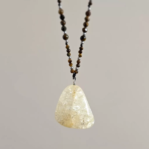 NAW1132 webp Naszyjnik unikat regulowany kwarc lodowy, oolit żelazisty, jaspis mokait, tygrysie oko i hematyt na czarnym sznurku Magneska biżuteria 2.webp