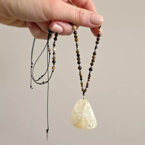 NAW1132 webp Naszyjnik unikat regulowany kwarc lodowy, oolit żelazisty, jaspis mokait, tygrysie oko i hematyt na czarnym sznurku Magneska biżuteria 3.webp