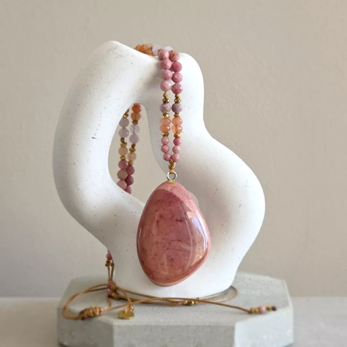 NAW1135 webp Naszyjnik unikat regulowany jaspis mokait, rodonit, kamień słoneczny, fosfosyderyt, kunzyt, awenturyn pomarańczowy i hematyt na brązowym sznurku Magneska  5.webp