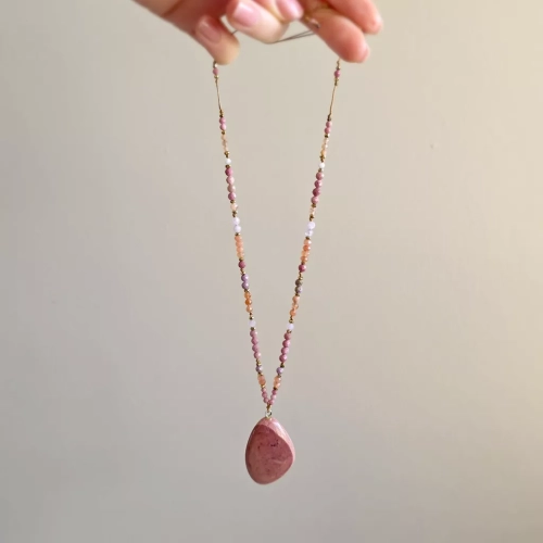 NAW1135 webp Naszyjnik unikat regulowany jaspis mokait, rodonit, kamień słoneczny, fosfosyderyt, kunzyt, awenturyn pomarańczowy i hematyt na brązowym sznurku Magneska.webp