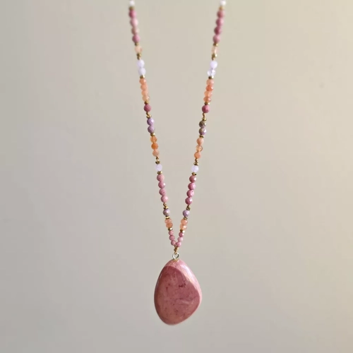 NAW1135 webp Naszyjnik unikat regulowany jaspis mokait, rodonit, kamień słoneczny, fosfosyderyt, kunzyt, awenturyn pomarańczowy i hematyt na brązowym sznurku Magneska  2.webp