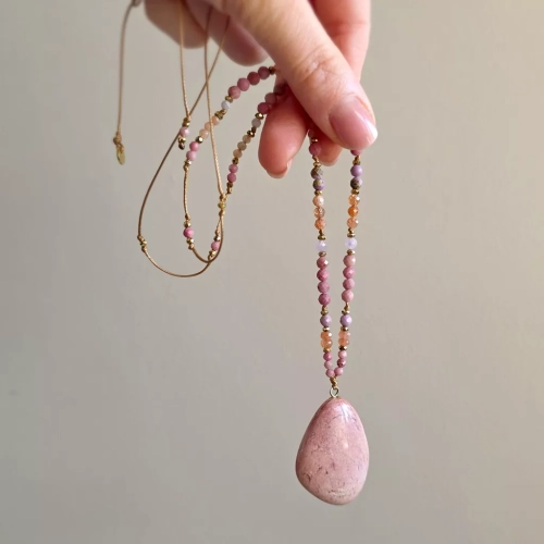 NAW1135 webp Naszyjnik unikat regulowany jaspis mokait, rodonit, kamień słoneczny, fosfosyderyt, kunzyt, awenturyn pomarańczowy i hematyt na brązowym sznurku Magneska  4.webp