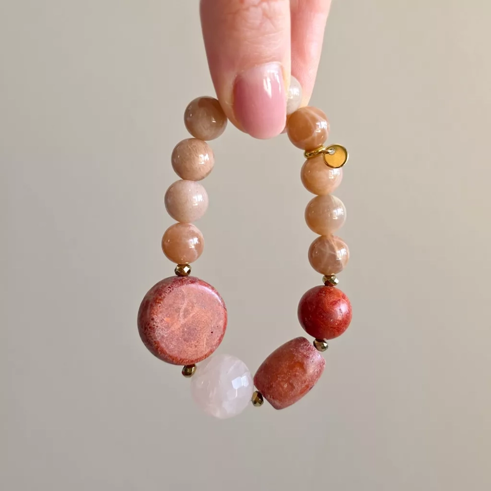 KAM870 webp Bohemian bransoletka unikat koral, kwarc różowy, kamień słoneczny i hematyt Magneska biżuteria.webp