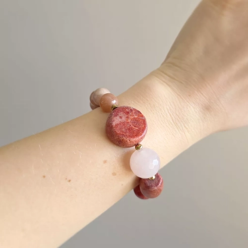 KAM870 webp Bohemian bransoletka unikat koral, kwarc różowy, kamień słoneczny i hematyt Magneska biżuteria 3.webp