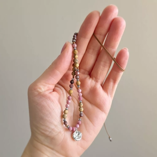 NAW1137 webp SUNSET - księżyc - naszyjnik regulowany rodonit, jaspis pejzażowy, hematyt i srebro p.925 Magneska biżuteria 3.webp