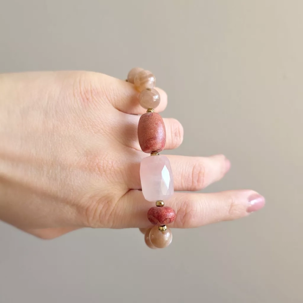 KAM871 webp Bohemian bransoletka unikat kwarc różowy, koral, kamień słoneczny i hematyt Magneska biżuteria 2.webp