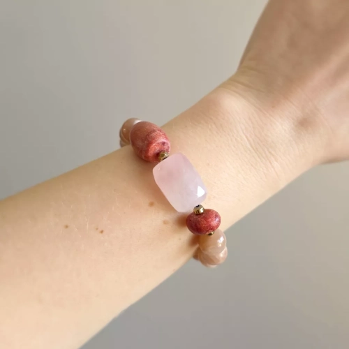 KAM871 webp Bohemian bransoletka unikat kwarc różowy, koral, kamień słoneczny i hematyt Magneska biżuteria 4.webp