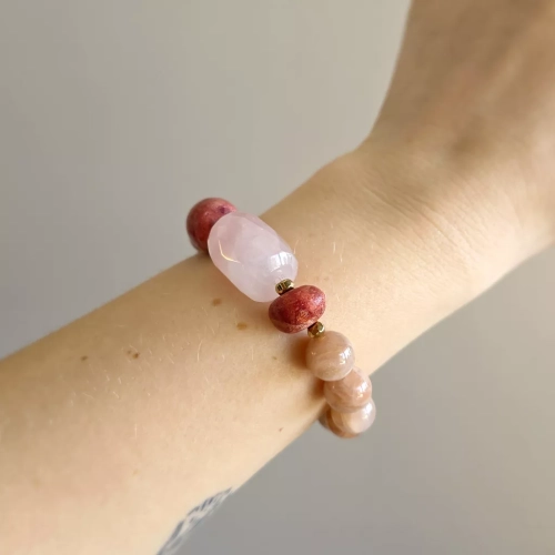 KAM871 webp Bohemian bransoletka unikat kwarc różowy, koral, kamień słoneczny i hematyt Magneska biżuteria 5.webp