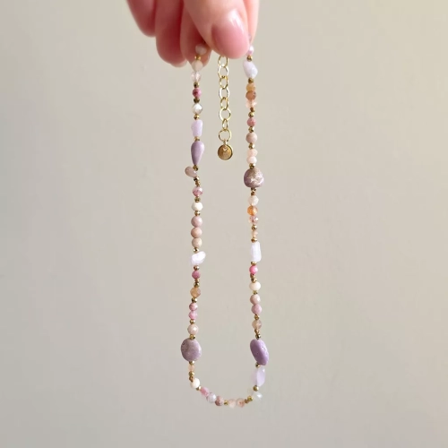 NAW1138 webp Naszyjnik unikat choker fosfosyderyt, kamień słoneczny, rodonit, awenturyn pomarańczowy, kunzyt i hematyt Magneska 3.webp