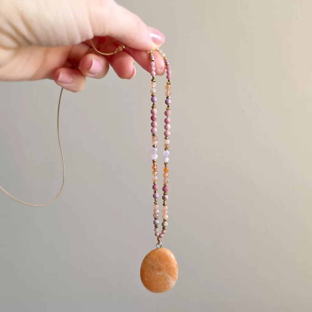 NAW1139 webp Naszyjnik unikat regulowany kalcyt pomarańczowy, rodonit, fosfosyderyt, awenturyn pomarańczowy, kamień słoneczny, kunzyt i hematyt magneska 4.webp