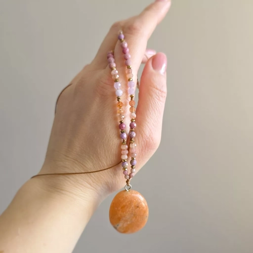 NAW1139 webp Naszyjnik unikat regulowany kalcyt pomarańczowy, rodonit, fosfosyderyt, awenturyn pomarańczowy, kamień słoneczny, kunzyt i hematyt magneska 5.webp