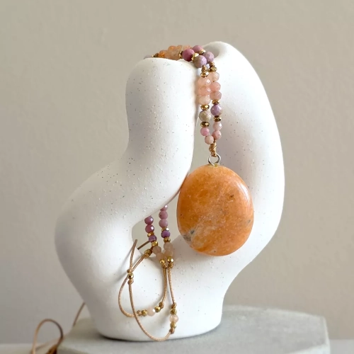 NAW1139 webp Naszyjnik unikat regulowany kalcyt pomarańczowy, rodonit, fosfosyderyt, awenturyn pomarańczowy, kamień słoneczny, kunzyt i hematyt magneska 6.webp