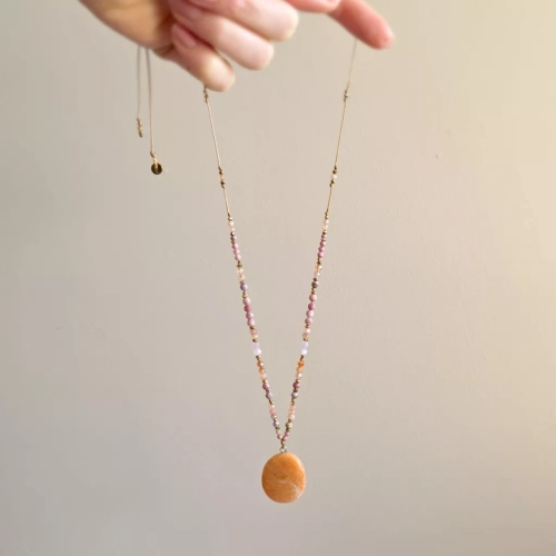 NAW1139 webp Naszyjnik unikat regulowany kalcyt pomarańczowy, rodonit, fosfosyderyt, awenturyn pomarańczowy, kamień słoneczny, kunzyt i hematyt magneska.webp