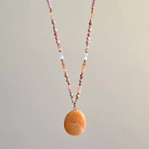 NAW1139 webp Naszyjnik unikat regulowany kalcyt pomarańczowy, rodonit, fosfosyderyt, awenturyn pomarańczowy, kamień słoneczny, kunzyt i hematyt magneska 2.webp