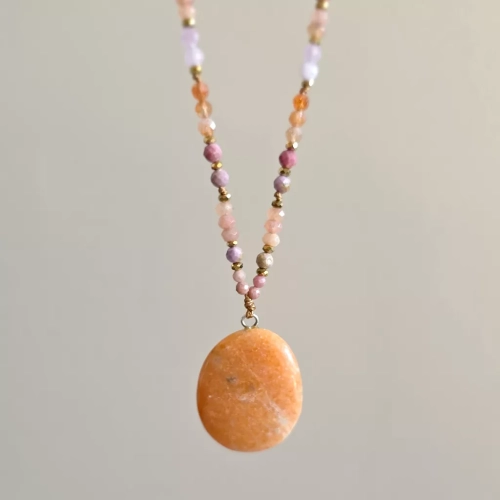 NAW1139 webp Naszyjnik unikat regulowany kalcyt pomarańczowy, rodonit, fosfosyderyt, awenturyn pomarańczowy, kamień słoneczny, kunzyt i hematyt magneska 3.webp