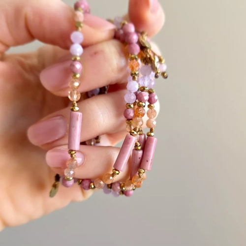 FULLNESS039 webp Bransoletka rodonit, kamień słoneczny, kunzyt i hematyt na brązowym sznurku Fullness of Fullness of joyful heart Magneska.webp