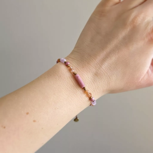 FULLNESS039 webp Bransoletka rodonit, kamień słoneczny, kunzyt i hematyt na brązowym sznurku Fullness of Fullness of joyful heart Magneska 3.webp