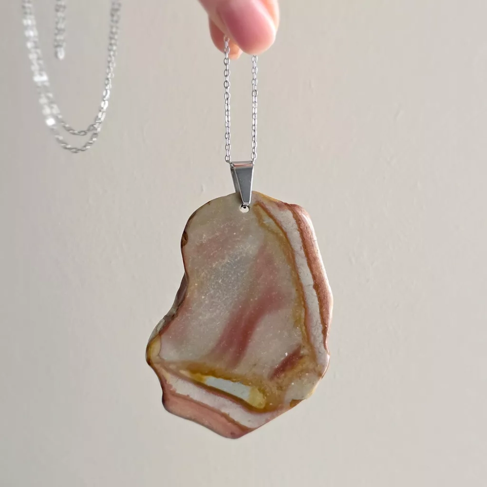 NAW1134 webp Naszyjnik unikat jaspis polichromowy nieregularna płytka stal chirurgiczna Magneska.webp