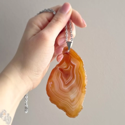 NAW1140 webp Naszyjnik unikat agat pomarańczowy nieregularna płytka stal chirurgiczna Magneska 3.webp
