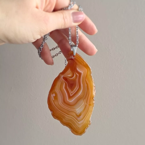 NAW1140 webp Naszyjnik unikat agat pomarańczowy nieregularna płytka stal chirurgiczna Magneska.webp