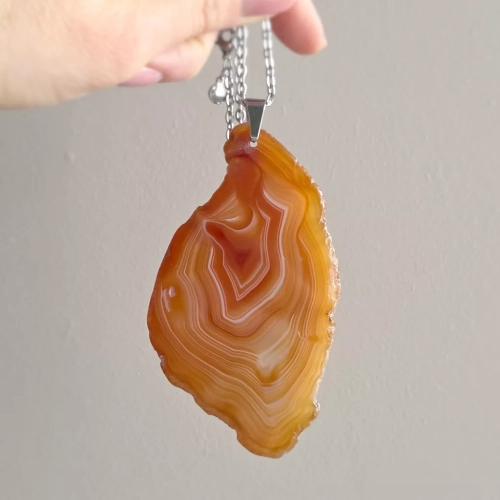 NAW1140 webp Naszyjnik unikat agat pomarańczowy nieregularna płytka stal chirurgiczna Magneska 2.webp